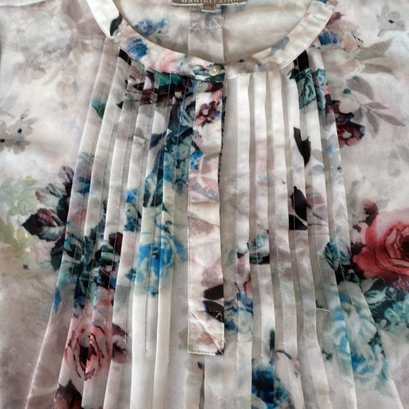 Daniel Rainn top. Sleeveless. Beautiful floral print on white. Size Medium
C - Picture 6 of 8